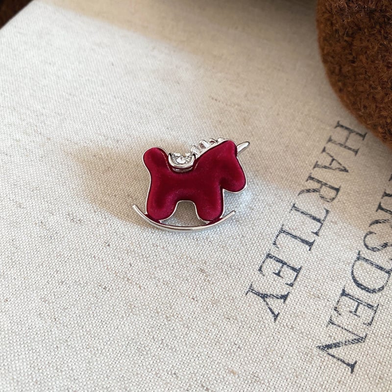 Брошка с форма на кон от кадифе със диамантено инкрустиране, аксесоар за офис стил за жена