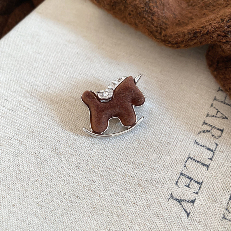 Брошка с форма на кон от кадифе със диамантено инкрустиране, аксесоар за офис стил за жена