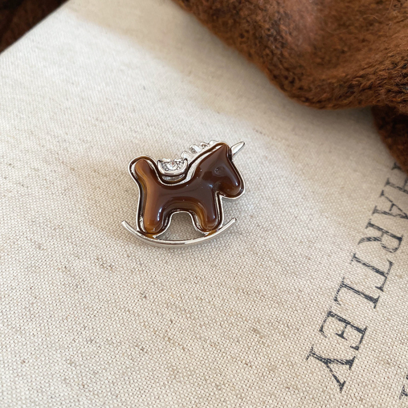 Брошка с форма на кон от кадифе със диамантено инкрустиране, аксесоар за офис стил за жена