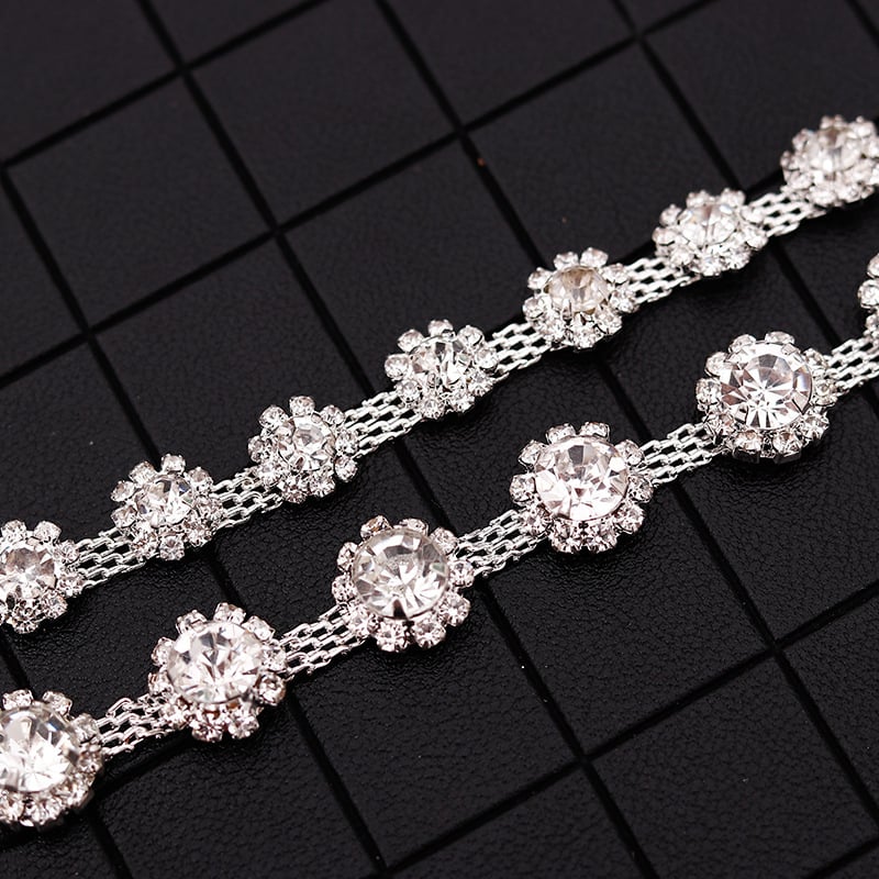 Lanț cu cristale pentru costume de dans – placare electrolitică, model cu floarea-soarelui, design original (Lanț, cristale, placare electrolitică, model cu floarea-soarelui, design original)