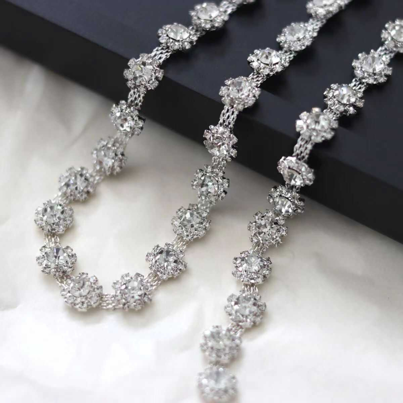 Lanț cu cristale pentru costume de dans – placare electrolitică, model cu floarea-soarelui, design original (Lanț, cristale, placare electrolitică, model cu floarea-soarelui, design original)