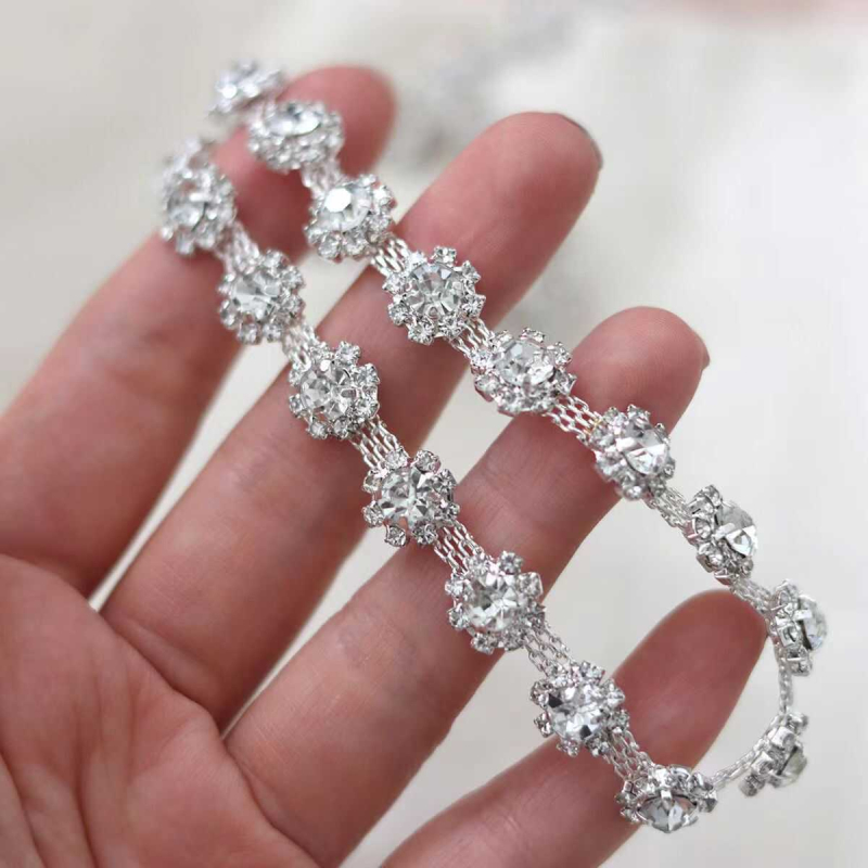 Lanț cu cristale pentru costume de dans – placare electrolitică, model cu floarea-soarelui, design original (Lanț, cristale, placare electrolitică, model cu floarea-soarelui, design original)