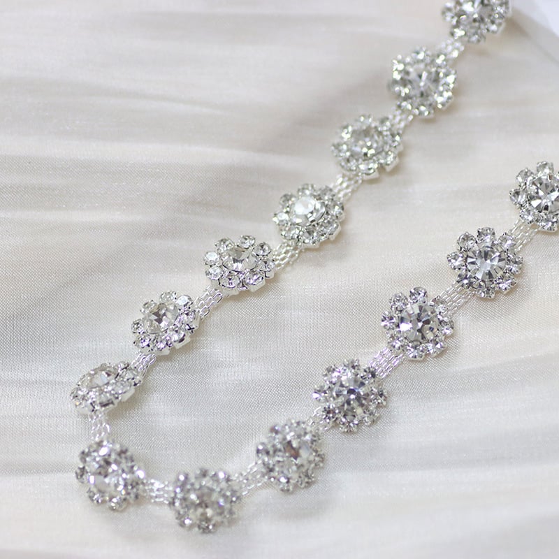 Lanț cu cristale pentru costume de dans – placare electrolitică, model cu floarea-soarelui, design original (Lanț, cristale, placare electrolitică, model cu floarea-soarelui, design original)