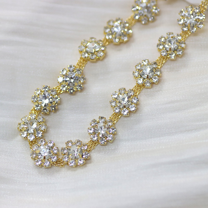 Lanț cu cristale pentru costume de dans – placare electrolitică, model cu floarea-soarelui, design original (Lanț, cristale, placare electrolitică, model cu floarea-soarelui, design original)