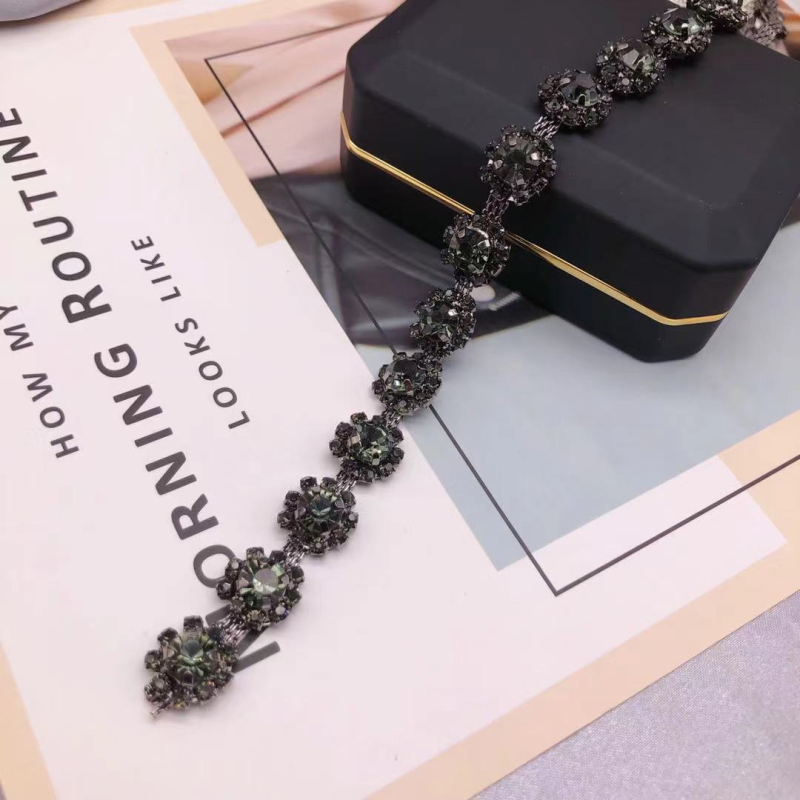 Lanț cu cristale pentru costume de dans – placare electrolitică, model cu floarea-soarelui, design original (Lanț, cristale, placare electrolitică, model cu floarea-soarelui, design original)