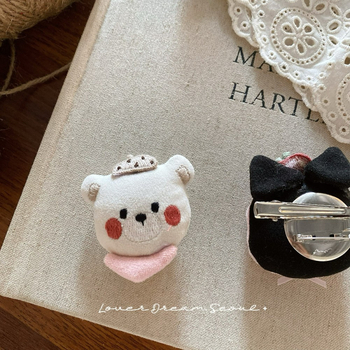 Брошка с карикатурен мотив: заек и черна котка — ръчна изработка, смесени материали, произход: Jinhua, Зима 2025