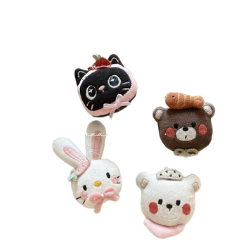 Брошка с карикатурен мотив: заек и черна котка — ръчна изработка, смесени материали, произход: Jinhua, Зима 2025