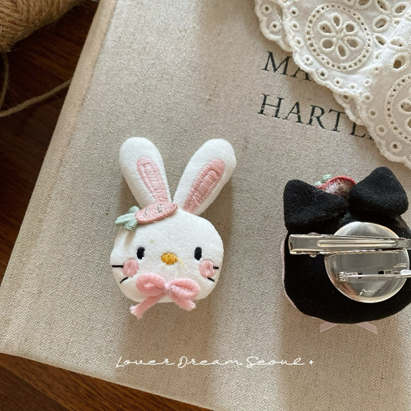 Брошка с карикатурен мотив: заек и черна котка — ръчна изработка, смесени материали, произход: Jinhua, Зима 2025