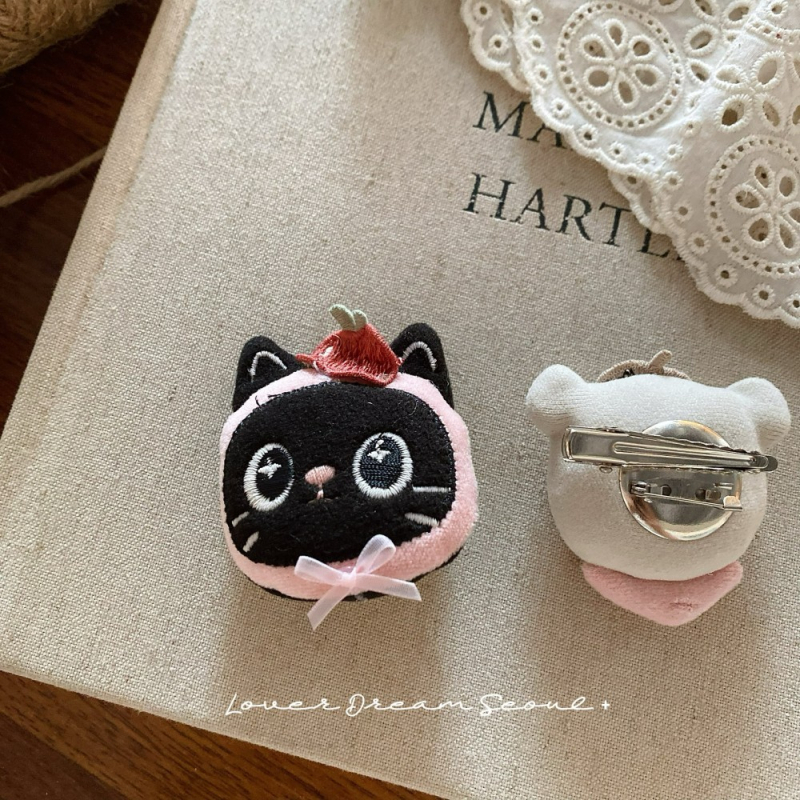 Брошка с карикатурен мотив: заек и черна котка — ръчна изработка, смесени материали, произход: Jinhua, Зима 2025