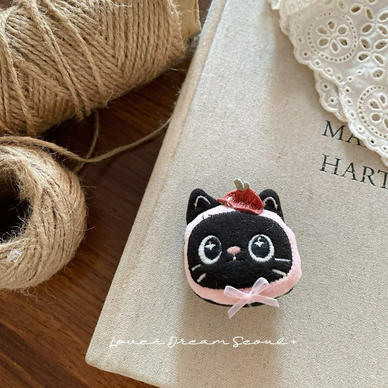 Брошка с карикатурен мотив: заек и черна котка — ръчна изработка, смесени материали, произход: Jinhua, Зима 2025