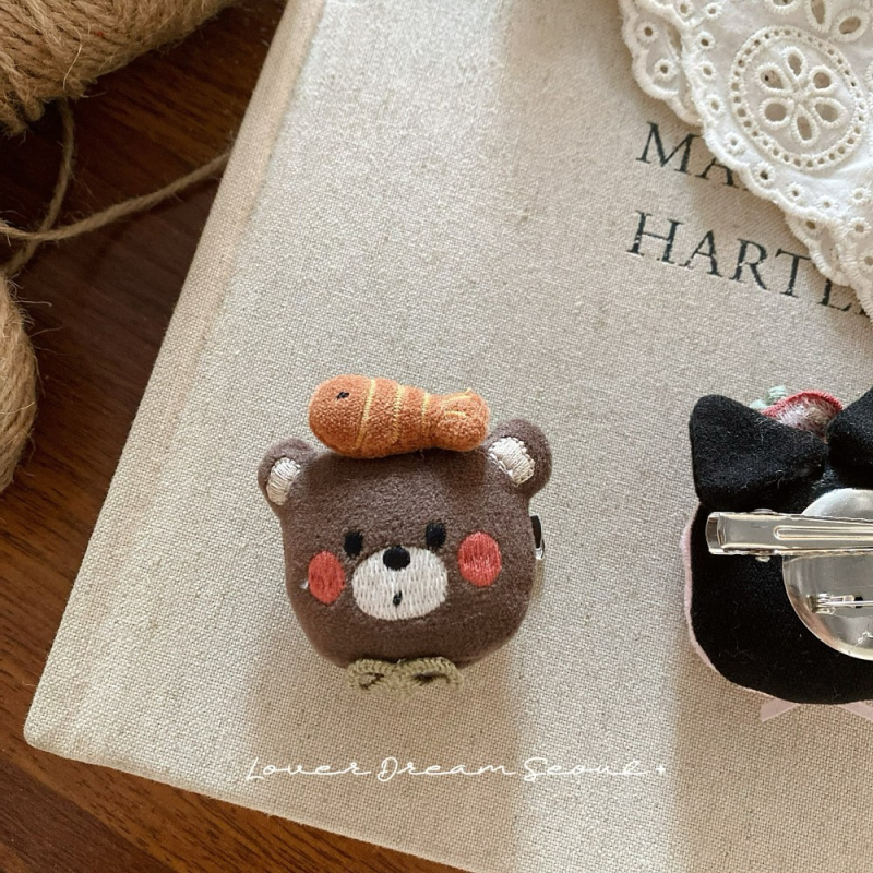 Брошка с карикатурен мотив: заек и черна котка — ръчна изработка, смесени материали, произход: Jinhua, Зима 2025