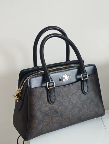 Geantă crossbody de tip săculeț din PVC, formă scoică, închidere cu fermoar, buzunare interioare pentru telefon și card, căptușeală poliester