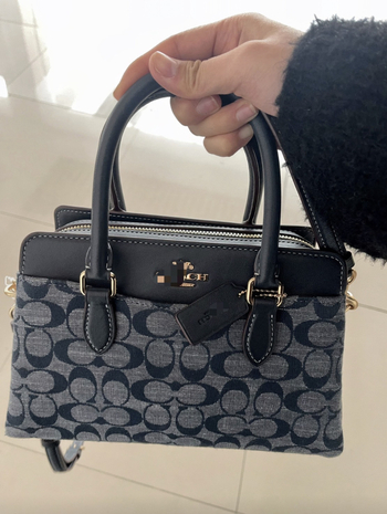 Geantă crossbody de tip săculeț din PVC, formă scoică, închidere cu fermoar, buzunare interioare pentru telefon și card, căptușeală poliester