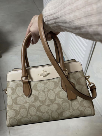 Geantă crossbody de tip săculeț din PVC, formă scoică, închidere cu fermoar, buzunare interioare pentru telefon și card, căptușeală poliester