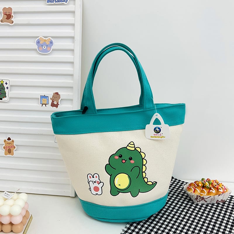 Bucket bag, stil street fashion, materijal platno, oblik bucket tip, zatvaranje zipom, podstava poliester