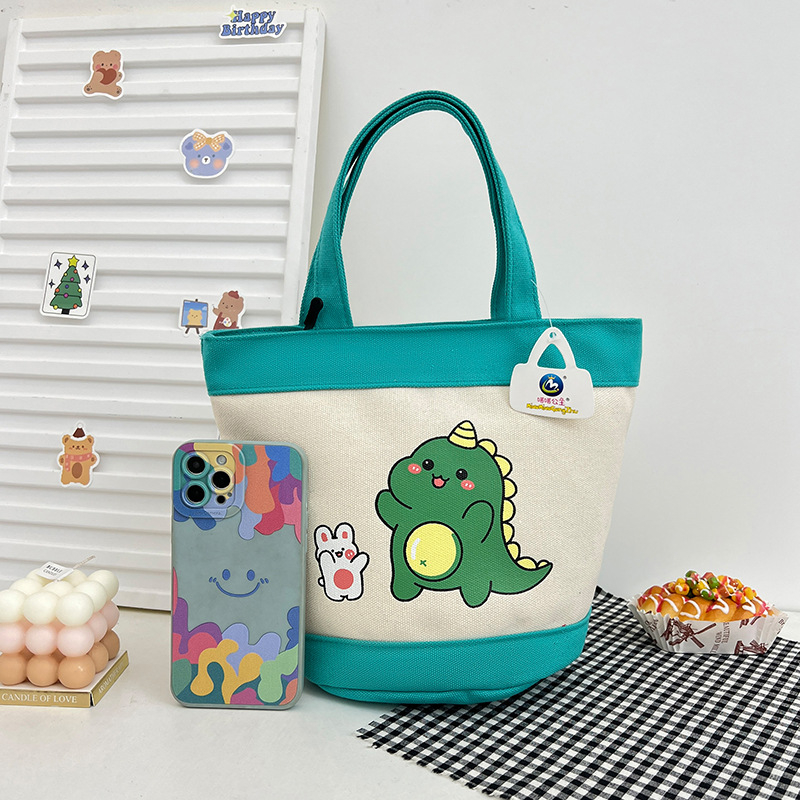 Bucket bag, stil street fashion, materijal platno, oblik bucket tip, zatvaranje zipom, podstava poliester