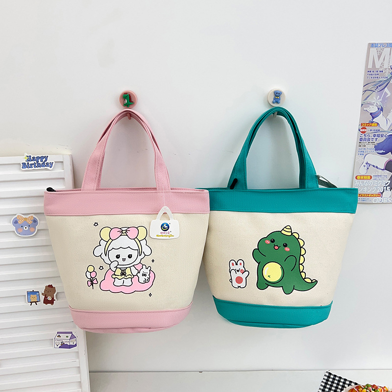 Bucket bag, stil street fashion, materijal platno, oblik bucket tip, zatvaranje zipom, podstava poliester