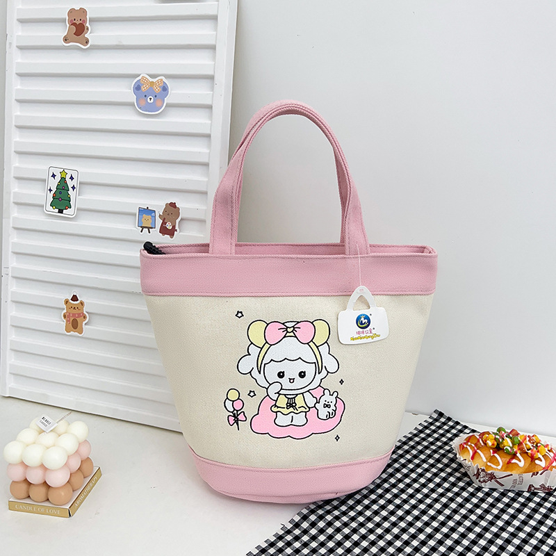 Bucket bag, stil street fashion, materijal platno, oblik bucket tip, zatvaranje zipom, podstava poliester