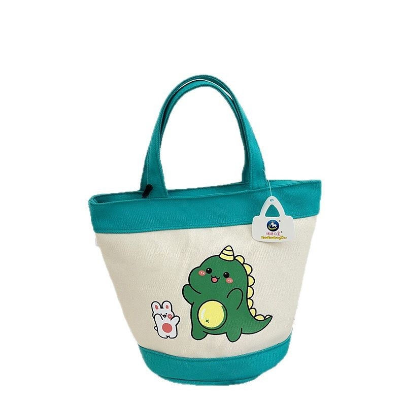Bucket bag, stil street fashion, materijal platno, oblik bucket tip, zatvaranje zipom, podstava poliester