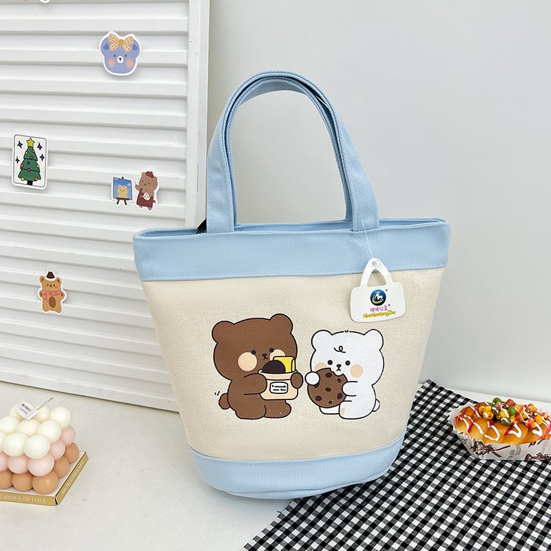 Bucket bag, stil street fashion, materijal platno, oblik bucket tip, zatvaranje zipom, podstava poliester
