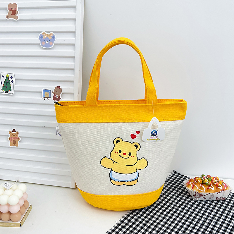 Bucket bag, stil street fashion, materijal platno, oblik bucket tip, zatvaranje zipom, podstava poliester