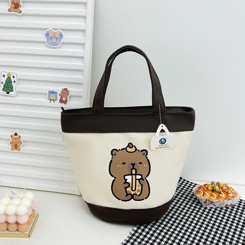 Bucket bag, stil street fashion, materijal platno, oblik bucket tip, zatvaranje zipom, podstava poliester