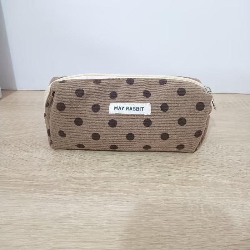 Ženska torbica MAY RABBIT (Corduroy materijal, platnena podstava, horizontalni kvadratni oblik, četverostruko otvaranje, unutarnji džepovi za telefon i osobnu iskaznicu)