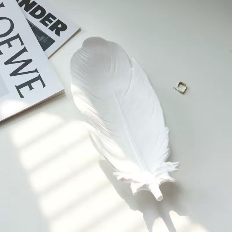 Gips baza za nakit s perima od krila – stalak za ogrlice i naušnice, jedan komad, ljeto 2024, prvi kat, visokog kvaliteta