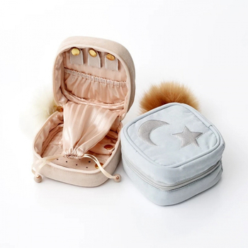 Hordozható ékszerdoboz hímzett, kiváló minőségű dizájn, antioxidációs védelem, márka Unique, modern, letisztult stílus, 2023-ban bevezetve.