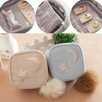 Hordozható ékszerdoboz hímzett, kiváló minőségű dizájn, antioxidációs védelem, márka Unique, modern, letisztult stílus, 2023-ban bevezetve.