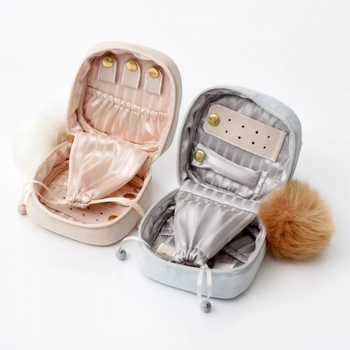 Hordozható ékszerdoboz hímzett, kiváló minőségű dizájn, antioxidációs védelem, márka Unique, modern, letisztult stílus, 2023-ban bevezetve.