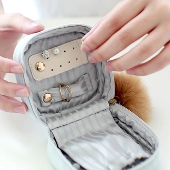 Hordozható ékszerdoboz hímzett, kiváló minőségű dizájn, antioxidációs védelem, márka Unique, modern, letisztult stílus, 2023-ban bevezetve.