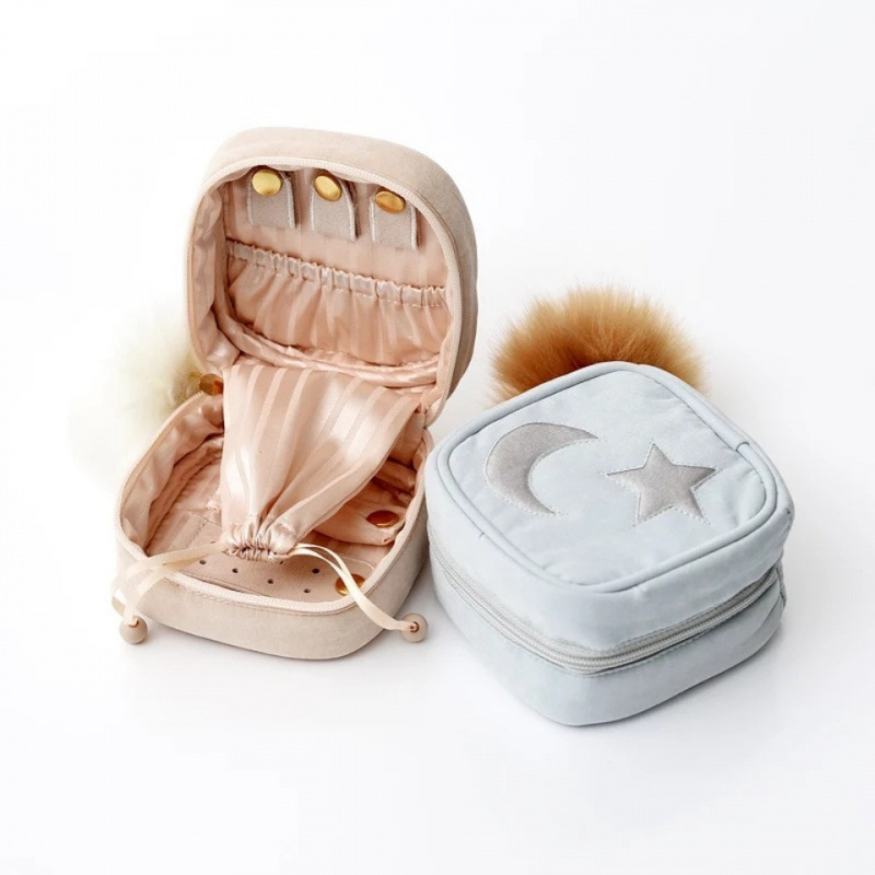 Hordozható ékszerdoboz hímzett, kiváló minőségű dizájn, antioxidációs védelem, márka Unique, modern, letisztult stílus, 2023-ban bevezetve.