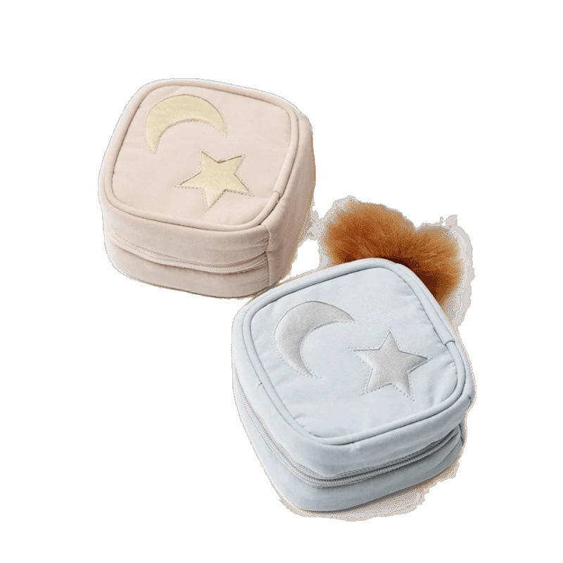 Hordozható ékszerdoboz hímzett, kiváló minőségű dizájn, antioxidációs védelem, márka Unique, modern, letisztult stílus, 2023-ban bevezetve.