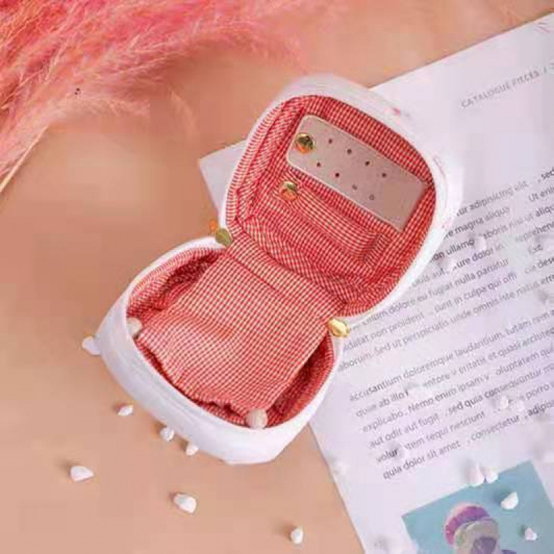 Hordozható ékszerdoboz hímzett, kiváló minőségű dizájn, antioxidációs védelem, márka Unique, modern, letisztult stílus, 2023-ban bevezetve.