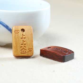 Fából készült kézzel faragott talizmán medál telefonhoz és táskákhoz – márka Shuo heng; Anyag: fa; Feldolgozás: faragás; Stílus: sokoldalú, akasztó dísz a táskán; Mintázat: változatos motívumok; Bevezetés: 2024 tavasz