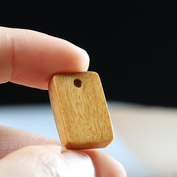 Fából készült kézzel faragott talizmán medál telefonhoz és táskákhoz – márka Shuo heng; Anyag: fa; Feldolgozás: faragás; Stílus: sokoldalú, akasztó dísz a táskán; Mintázat: változatos motívumok; Bevezetés: 2024 tavasz