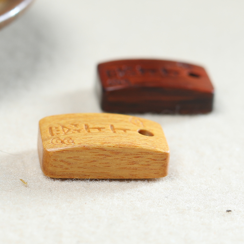 Fából készült kézzel faragott talizmán medál telefonhoz és táskákhoz – márka Shuo heng; Anyag: fa; Feldolgozás: faragás; Stílus: sokoldalú, akasztó dísz a táskán; Mintázat: változatos motívumok; Bevezetés: 2024 tavasz