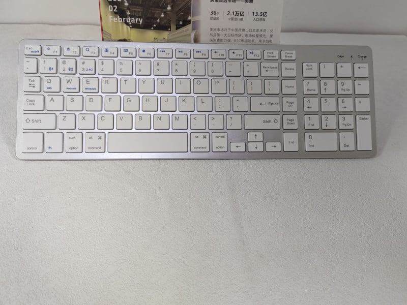 Bežični set tipkovnice i miša s bežičnim punjenjem i Bluetoothom u tri načina, tanka tipkovnica od 102 tipke, tihe tipke s mehanizmom škarica, kompatibilno s tabletima i pametnim telefonima