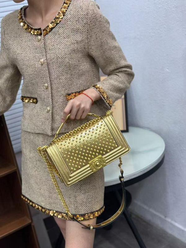 PU kožna crossbody torba s perl dekorom, horizontalni kvadratni oblik, poklopac za zatvaranje, unutarnji džep sa zipom i džep za dokumente