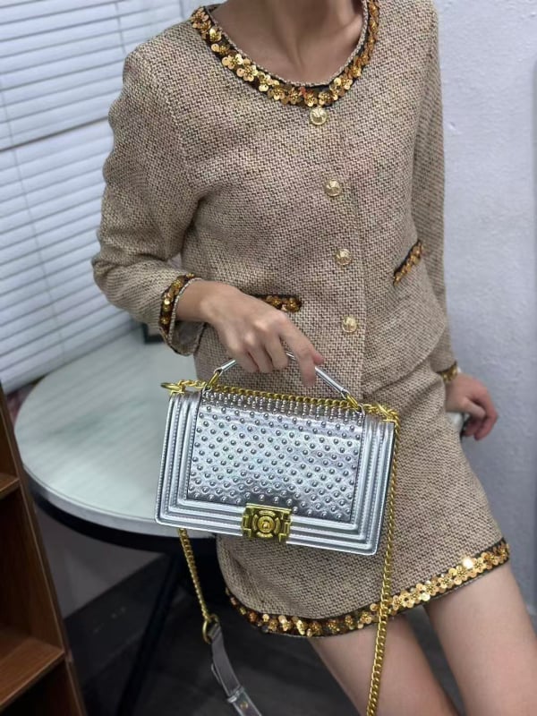 PU kožna crossbody torba s perl dekorom, horizontalni kvadratni oblik, poklopac za zatvaranje, unutarnji džep sa zipom i džep za dokumente