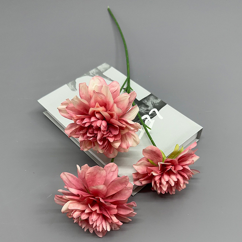 Τεχνητό μπουκέτο ντάλιες, 3 κεφάλια σε ένα στελέχος, διακόσμηση φόντου γάμου (Μάρκα: Happy month; Υλικό: Πλαστικό, μεταξωτό λουλούδι; Τεχνική: Διαμόρφωση, ανάγλυφο; Διαφορετικότητα: 4228004; Χρήση: Γάμος)