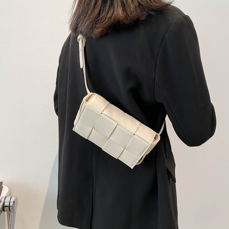 Izvezena crossbody torba - PU, podstava od sintetičke kože, magnetsko zatvaranje, džep za mobitel, gradski stil