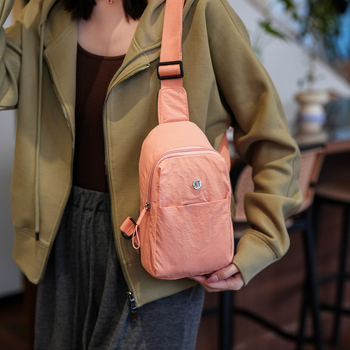 Yuesi ženska torba od najlona, crossbody, urbanog jednostavnog stila, lagana; poliester podstava; zatvaranje zipom; unutarnji pretinci: tajni pretinac sa zatvaračem, pretinac za mobitel, ID pretinac, sandwich pretinac; vanjski trodimenzionalni dizajn; svak