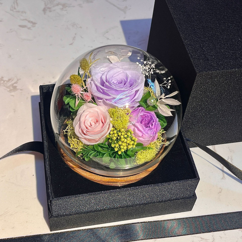 Trandafir etern în cupă de sticlă sferică – Material: Trandafir etern; Varietate: Roza; Cadou gata; Potrivit pentru nunți și zile de naștere