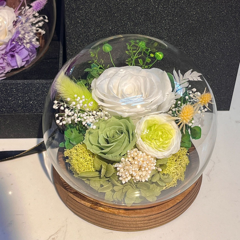 Trandafir etern în cupă de sticlă sferică – Material: Trandafir etern; Varietate: Roza; Cadou gata; Potrivit pentru nunți și zile de naștere