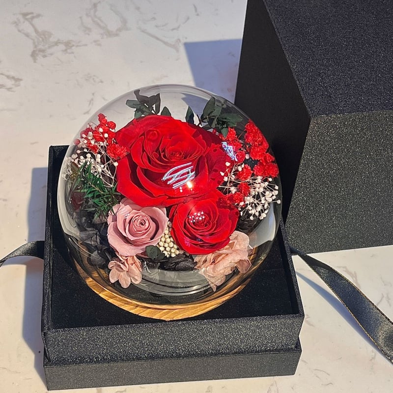 Trandafir etern în cupă de sticlă sferică – Material: Trandafir etern; Varietate: Roza; Cadou gata; Potrivit pentru nunți și zile de naștere