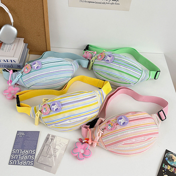 Krosbody torba s osvježavajućim i sladkim stilom, izrađena od najlona, s poliesterom podstavom, zatvaranje zipom i džep za mobitel.