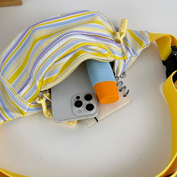 Krosbody torba s osvježavajućim i sladkim stilom, izrađena od najlona, s poliesterom podstavom, zatvaranje zipom i džep za mobitel.