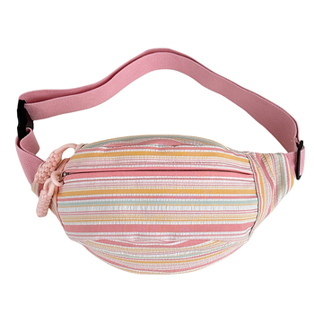 Krosbody torba s osvježavajućim i sladkim stilom, izrađena od najlona, s poliesterom podstavom, zatvaranje zipom i džep za mobitel.